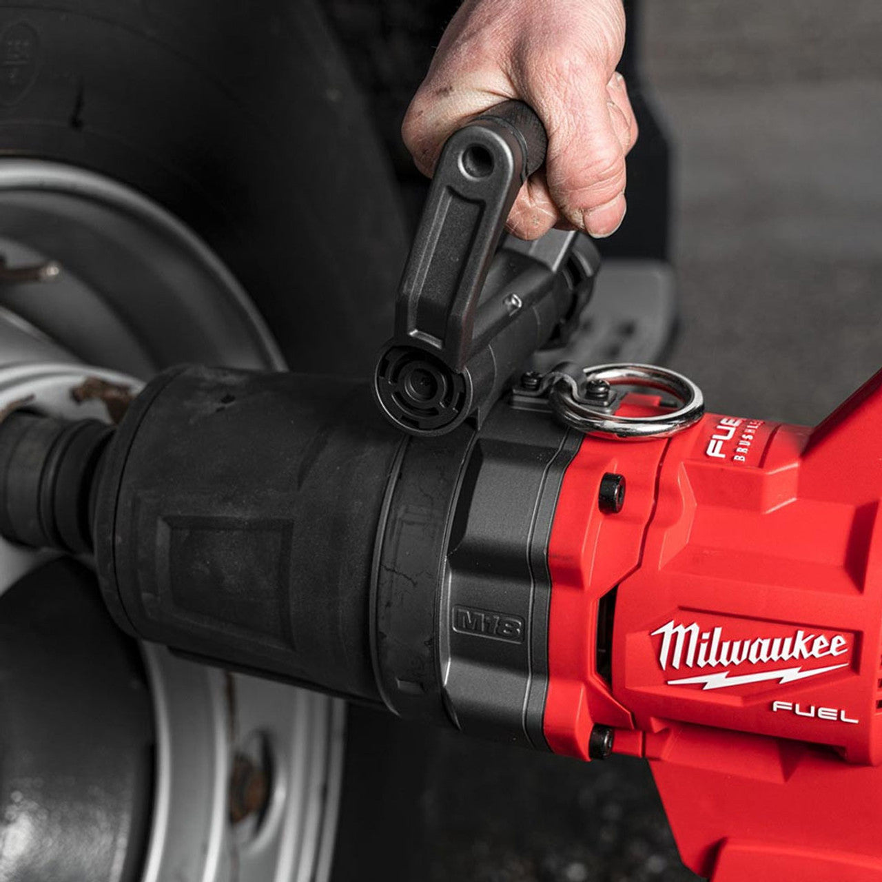 Milwaukee 1" Drive D Handle Impact Wrench(1x12Ah)